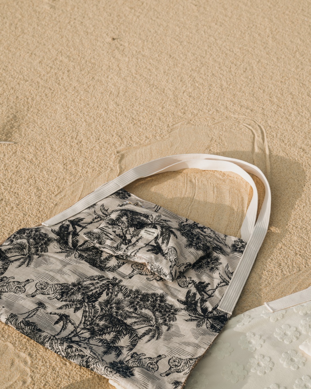 Le surf bag Kata pour porter toutes tes affaires jusqu’au spot.
Avec ses tigres et son ambiance thaïlandaise, il t’accompagne partout, du sable aux vagues. 

Prêt pour l’aventure ? 🌴