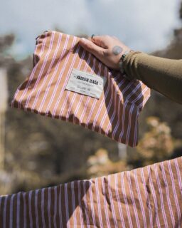 Pochette détachable = liberté en bonus. 🌞
Attrape juste l’essentiel et file flâner après une bonne session.