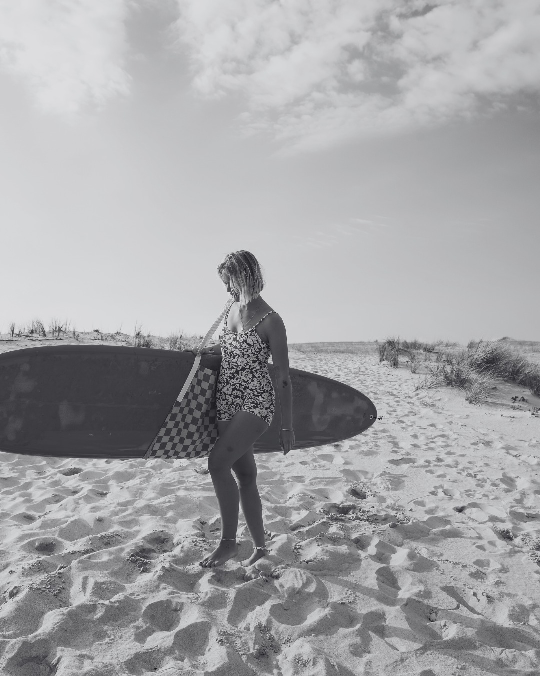 Claire porte son longboard avec le surf bag Anahi à l’épaule. Pas besoin de choisir entre style et éthique, elle a trouvé l’équilibre. Le sac accompagne chaque pas, chaque session, avec légèreté et solidité. ✨

Envie de découvrir les autres modèles de surf bags ? 
Lien en bio.