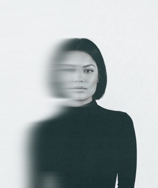 Derrière Sierra Studio, il y a un humain. Une vision. Un parcours. Une culture. 🌞

C’est ici que mon intuition de créative et ma culture du dehors se rejoignent. Mettre un visage sur le trait, c’est assumer une direction artistique qui ne triche pas.

Je ne crée pas dans un bureau fermé, mais en m’imprégnant de ce qui nous entoure : le mouvement de l’eau, la lumière qui change, l’énergie. C’est ce qui me permet de construire des identités et des visuels qui ne sont pas juste esthétiques, mais qui vibrent. 🌱

Transformer le ressenti en visuels organiques et solaires. Voilà ma mission. 

Moi, c’est Oriane. Bienvenue dans mon carnet de bord. 🌞

#brandidentity #creativedirection #visualartist #outdoordesign #sportbranding